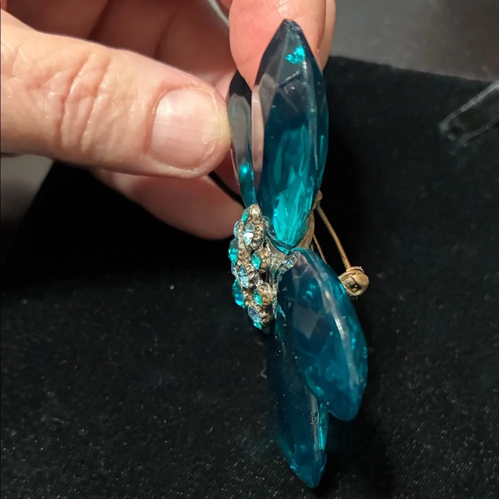 Elegant vintage Blue Floral crystal Brooch